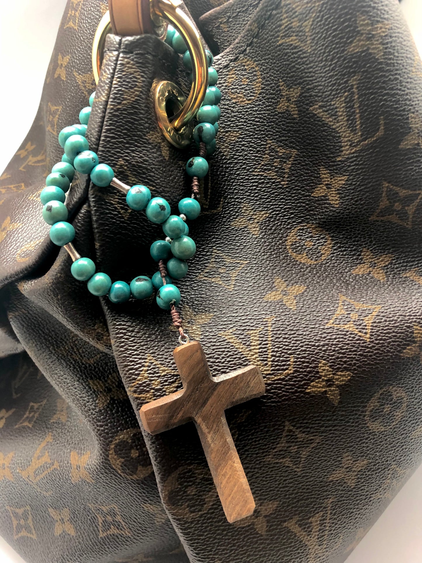 Le chapelet utilisé en accessoire de sac pour être belle, rebelle et spirituelle.