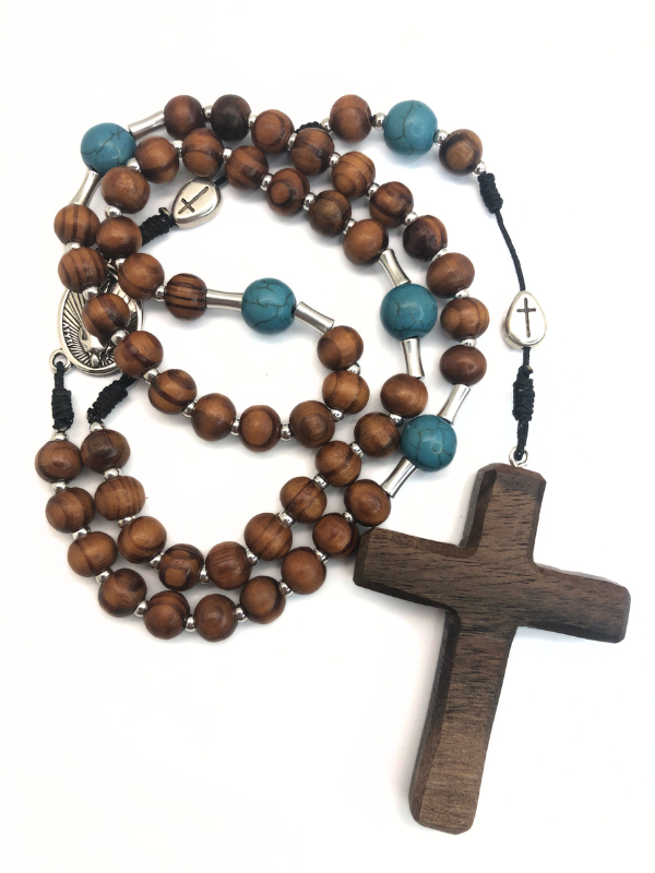 Vue sur le chapelet enroulé pour vous accompagner dans vos prières ou méditations.