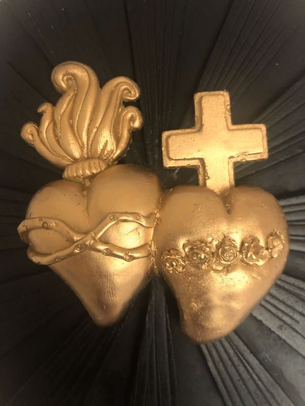 Zoom sur les deux coeurs or représentant deux coeurs l'unisson.