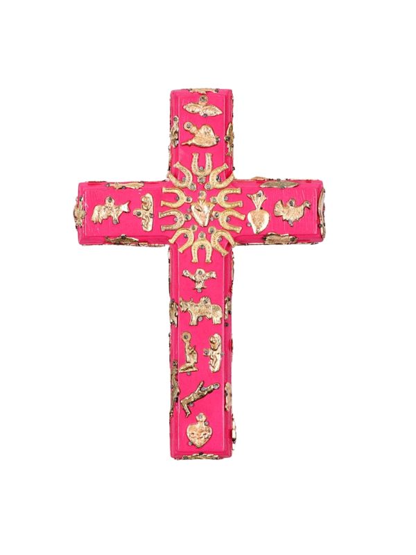 D'un rose vif, la croix mexicaine avec ces Milagros dorés illuminera votre décoration intérieure.