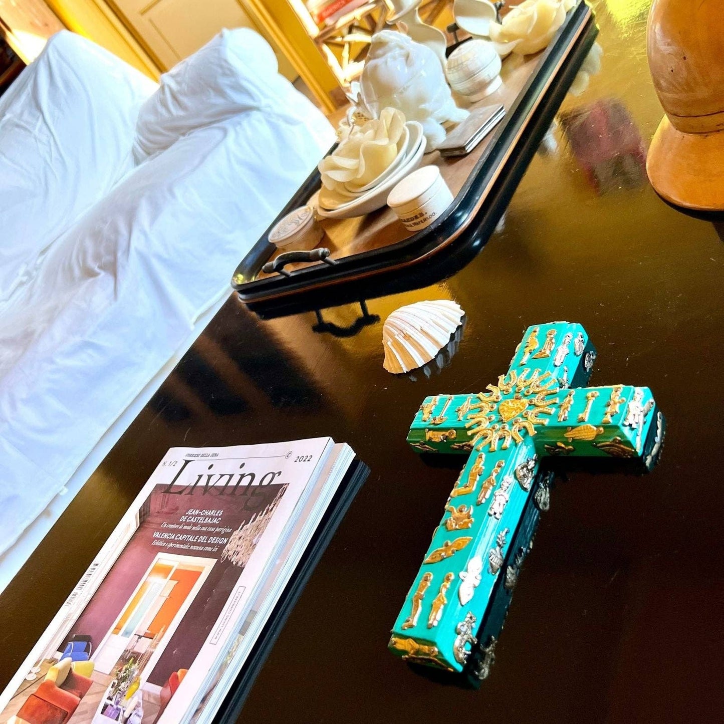 Croix mexicaine verte en bois faite main avec porte-bonheur appelés Milagros pour une décoration ethnique et bohème.