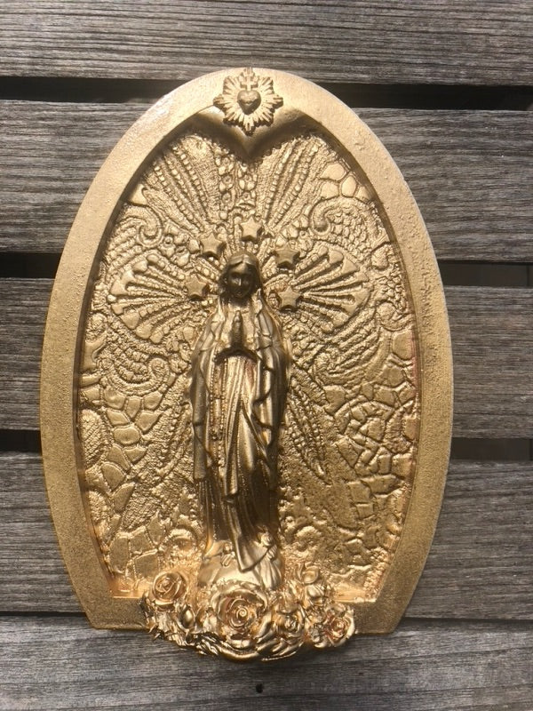 Inspiré des représentations de Marie dans les églises et lieux sacrés, cet ex-voto ravira les amateurs de bondieuseries.