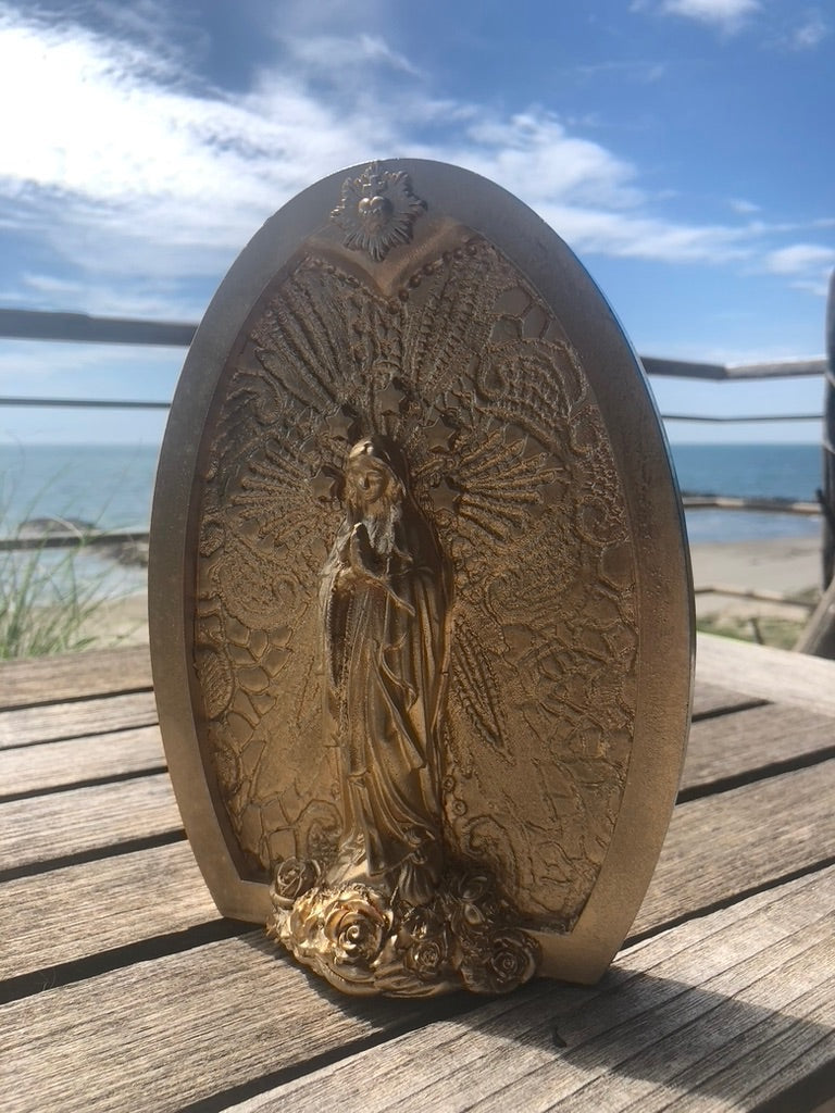 Ex-voto représentant la Vierge Marie de couleur or - doré