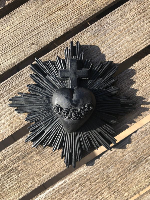 Ex-voto en décoration murale symbolisant l'amour divin.