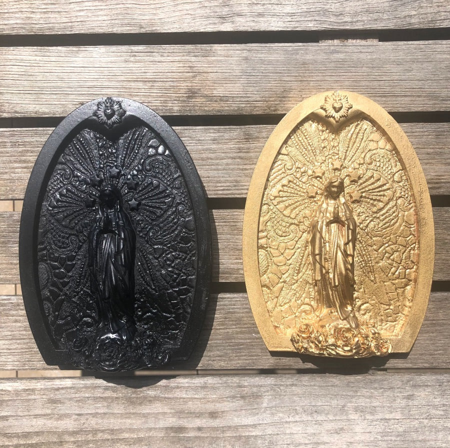 Décoration murale avec fond dentelle, l'ex-voto Délicate est disponible dans sa version noir ou or (doré).