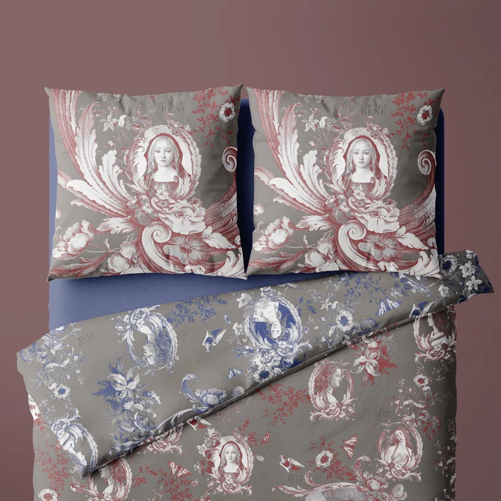 Verso de la parure de lit inspirée de la toile de Jouy signée de la créatrice Voglio Bene composée d'une housse de couette 220x240 cm et de deux taies d'oreillers 65x65 cm. Dominantes couleur : gris et mauve recto ; gris et rouge verso.