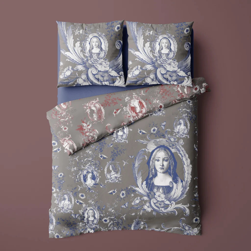 Parure de lit inspirée de la toile de Jouy signée de la créatrice Voglio Bene composée d'une housse de couette 220x240 cm et de deux taies d'oreillers 65x65 cm. Dominantes couleur : gris et mauve recto ; gris et rouge verso.