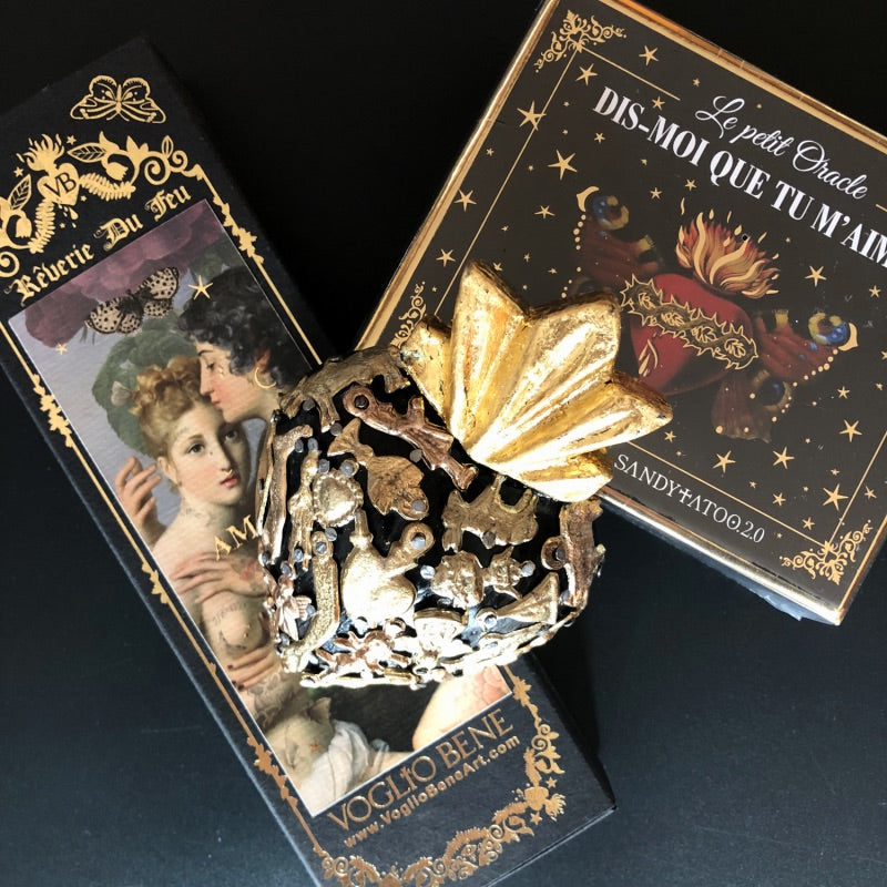 Un pack dédié à l'amour composé d'un mini coeur mexicain ex-voto, du petit oracle Dis-moi que tu m'aimes de Sandytatoo et Voglio Bene et d'une boîte d'allumettes à voeux pour l'amour.