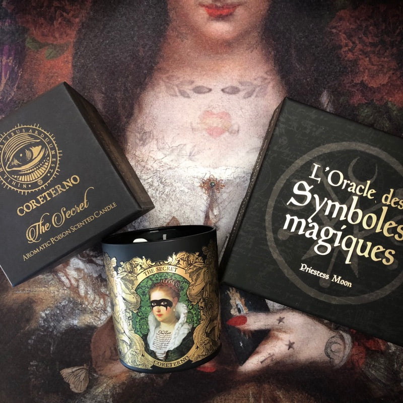 Pack "Mystères" composé de la bougie parfumée "he Secret" Coreterno, de l'oracle des symboles magiques de Priestess Moon et du tapis de tirage "La diseuse de bonne aventure" de VOGLIO BENE.