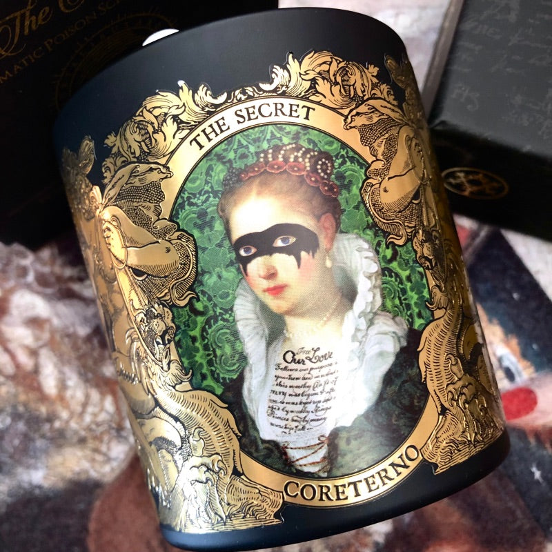 Gros plan sur la bougie parfumée Coreterno "The Secret". De la haute qualité pour ce pack à prix doux.