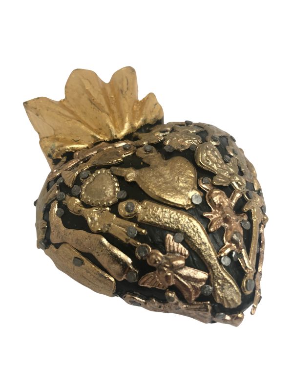 Autre face du mini coeur sacré et de ses éléments porte-bonheur traditionnels de l'artisanat mexicain.