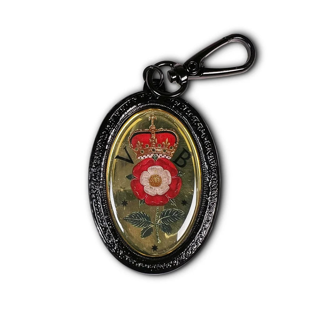 Porte-clés noir et or "Notre Dame de VOGLIO BENE" par la créatrice VOGLIO BENE.