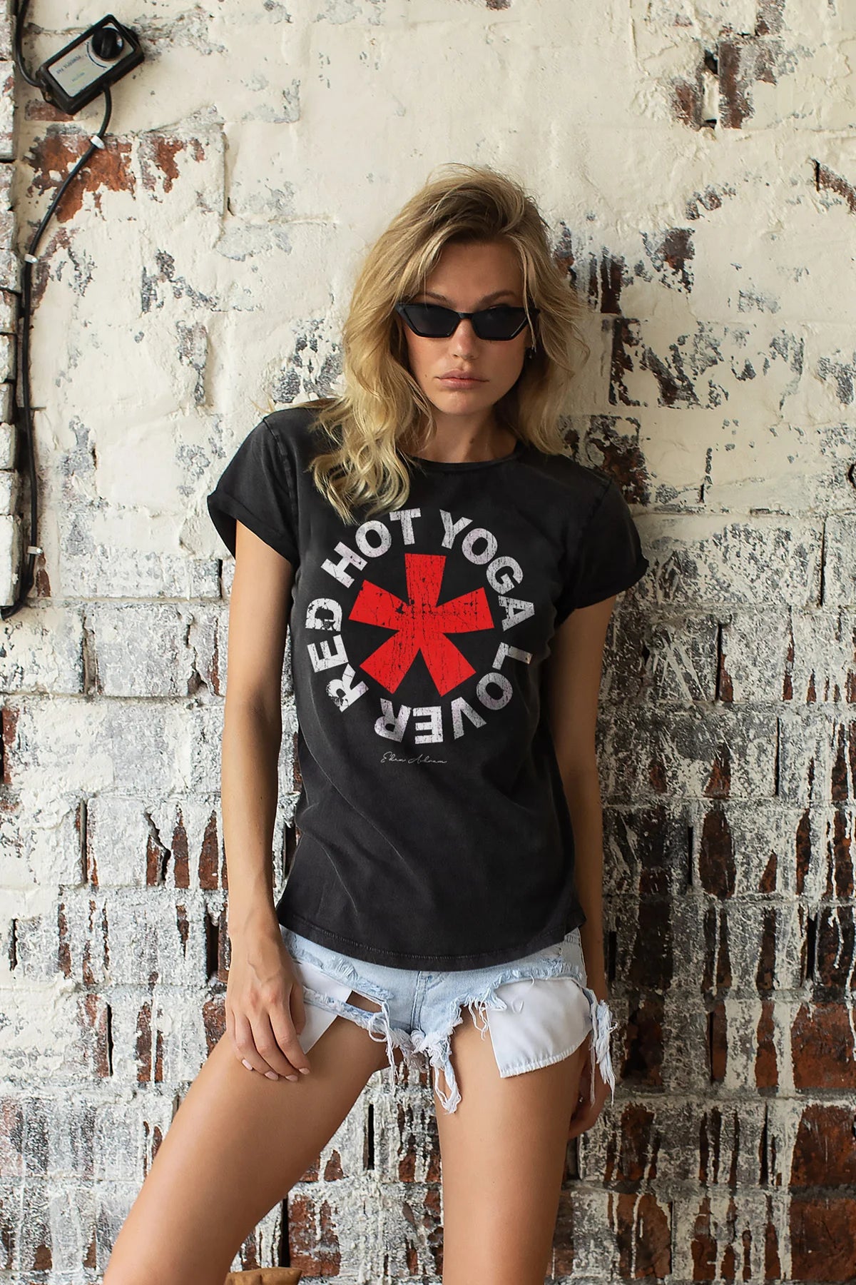 T-shirt Red Hot Yoga lover porté par un mannequin pour look rock et une mode éco-responsable.