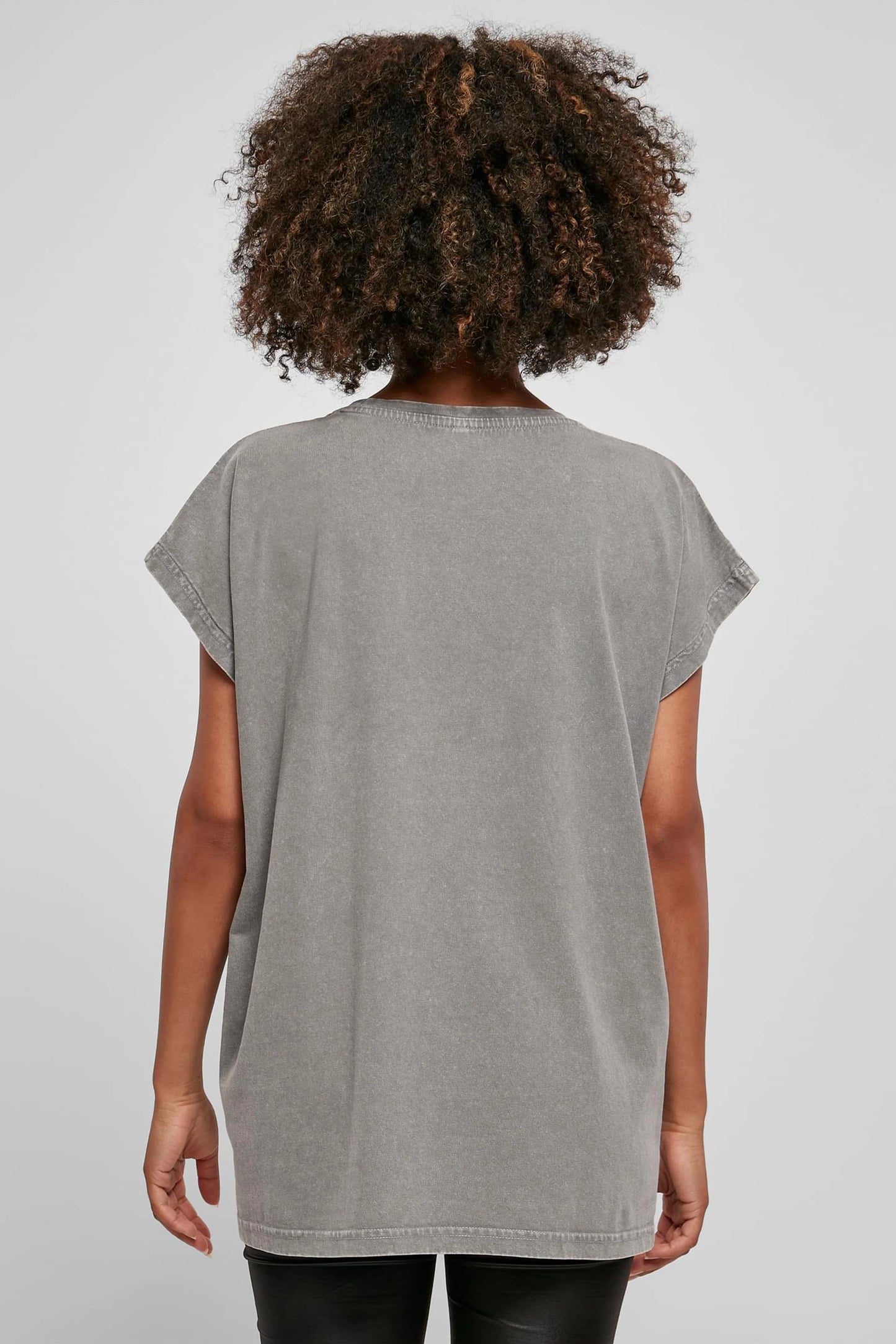 Vue de l'arrière du t-shirt à l'effet délavé gris, avec manches retroussées et coupe large pour une tendance cool et rock.
