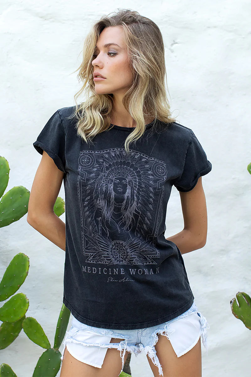 T-shirt "Femme médecine" coton bio et ultra doux Eden Ashram porté par un mannequin.