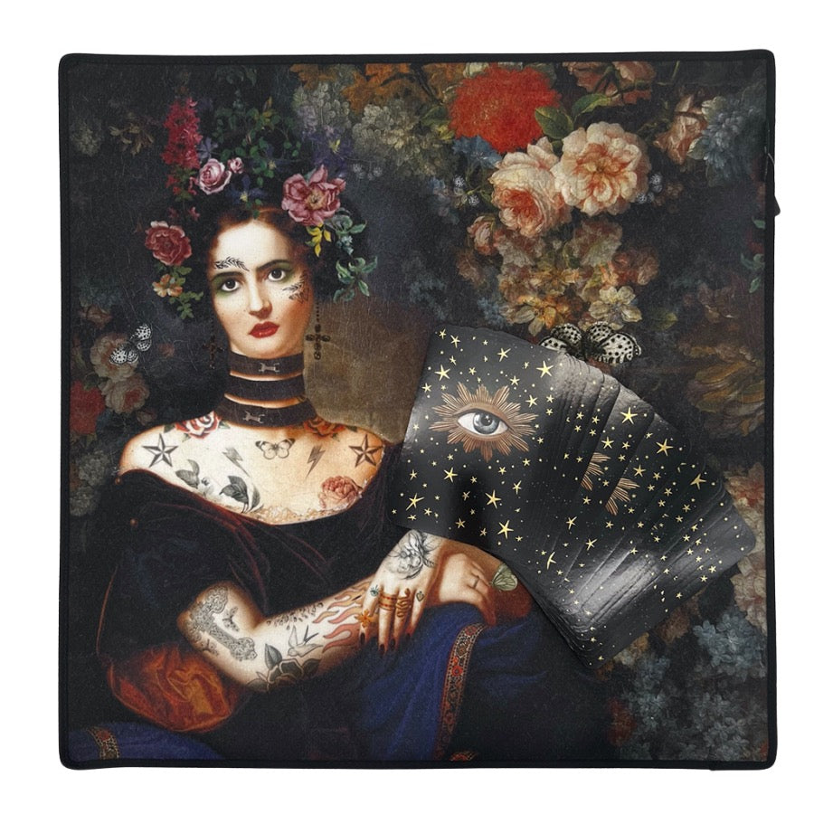 Un tapis de tirage original, rock, bohème et spirituel parfait pour accompagner vos pratiques ésotériques.