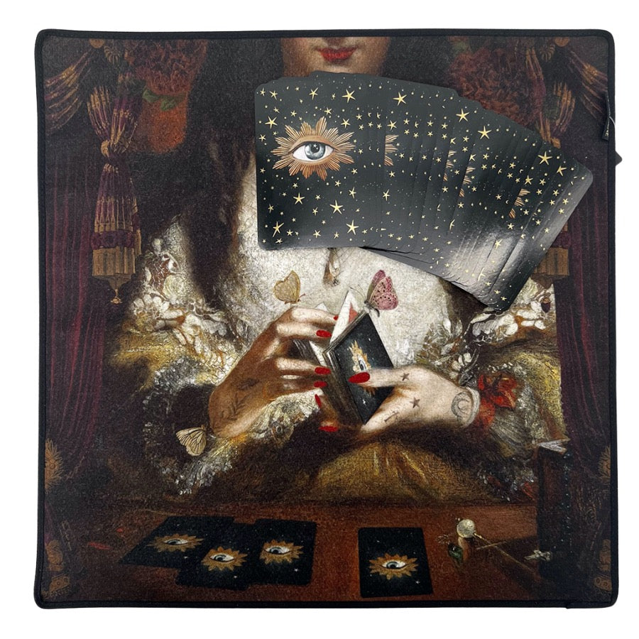 Un tapis de tirage original, rock, bohème et spirituel parfait pour accompagner vos pratiques ésotériques.