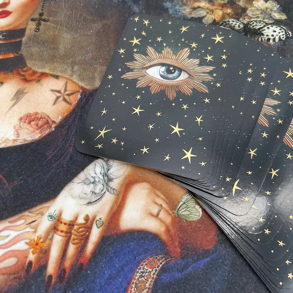 Vue en détail sur le tapis de tirage en feutrine pour tarots et oracles "Loulou" avec son style rock et baroque.