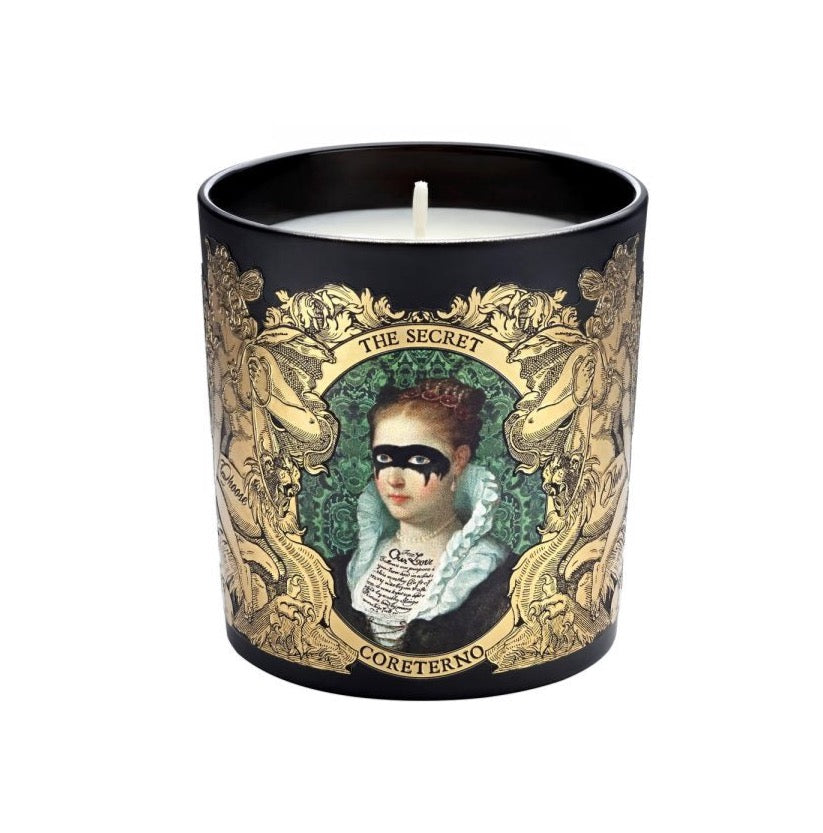 Bougie parfumée Coreterno "The Secret" ou "Le secret", à la senteur poison aromatique et au design rock et baroque.