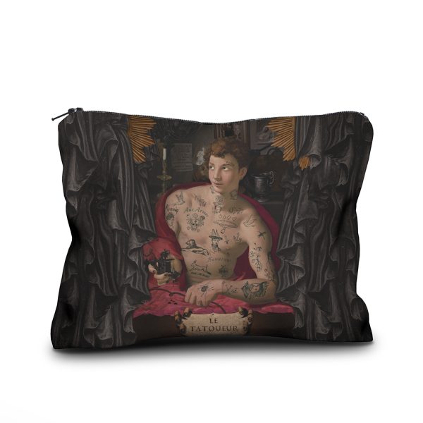 Trousse - pochette en velours "Le Tatoueur" de la créatrice Voglio Bene. Dominantes couleurs : noir, or et rouge.