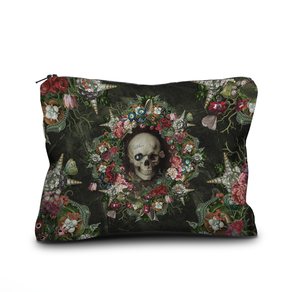 Trousse ou pochette en velours "L'Écume des jours" de la créatrice Voglio Bene avec tête de mort, fleurs et coquillages.