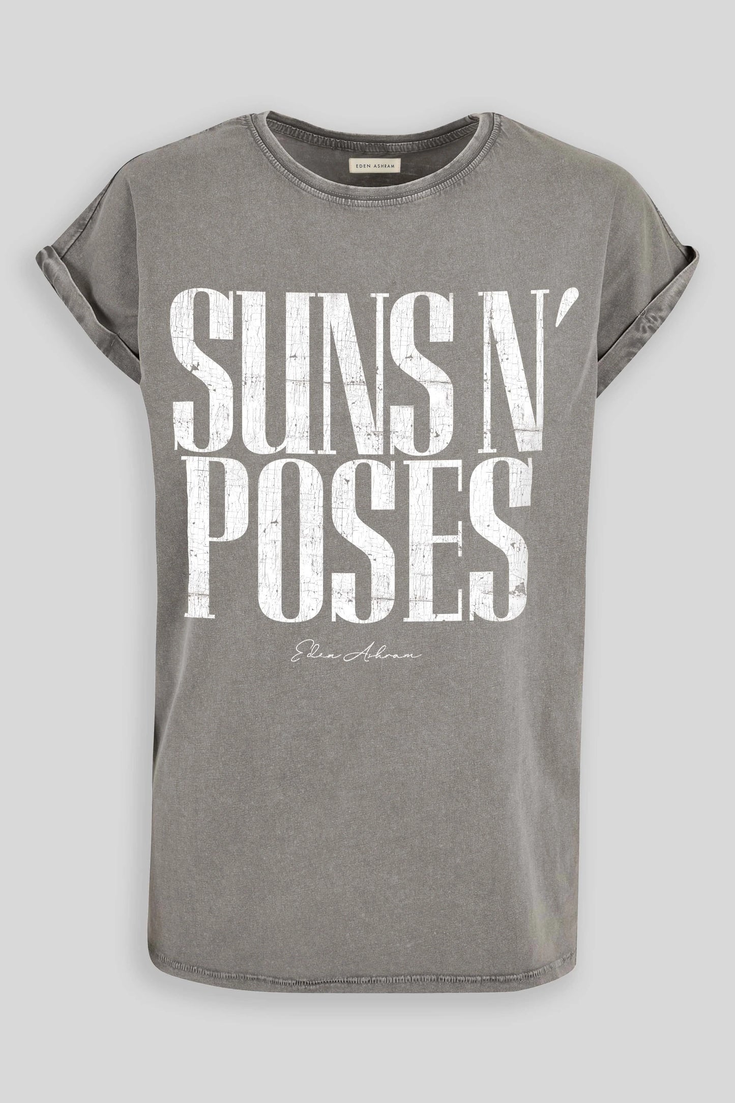 Tee-shirt Suns n' poses gris délavé avec manches retroussées et coupe boyfriend en coton 100% biologique.