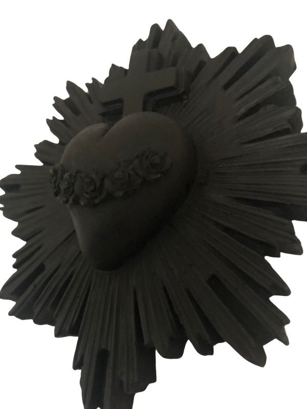 Vue zoomée sur les détails de fabrication de ce coeur sacré tendance et mystique.