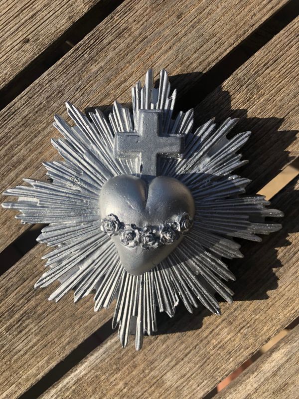 En décoration murale, l'ex-voto est un porte-bonheur symbolisant l'amour divin.