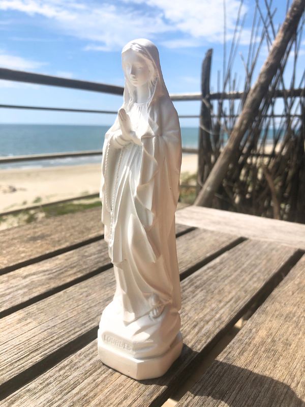 Statuette Vierge Marie blanche comme élément de décoration spirituelle.
