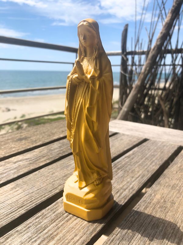 Statuette Vierge Marie jaune curry comme élément de décoration spirituelle et ensoleillée.