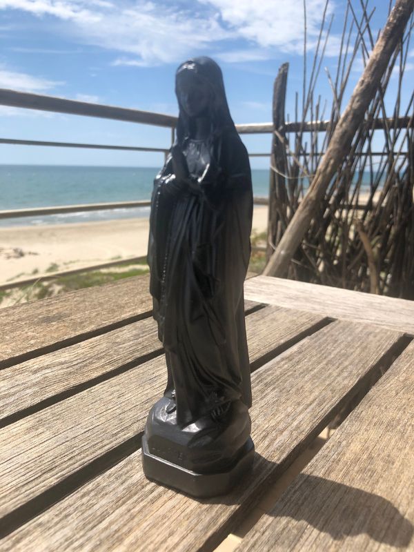 Statuette Vierge Noire comme élément de décoration spirituelle.