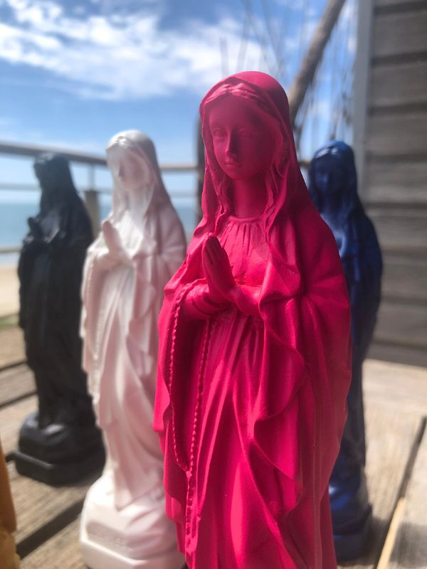 Déclinaison de la statuette de Marie de Lourdes en rose vif, blanc et bleu tornade et noir.