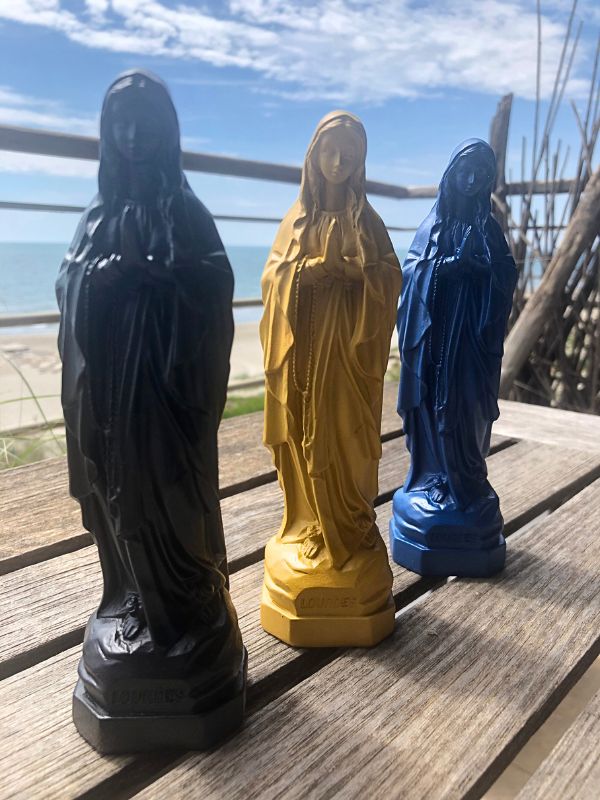 Déclinaison de la statuette de Marie de Lourdes en noir, curry et bleu tornade.