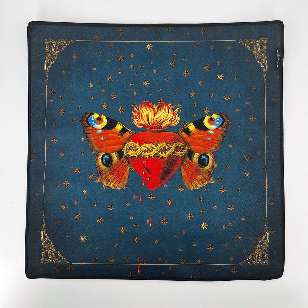 Tapis de tirage pour tarots et oracles "Papillon sacré" par la créatrice Voglio Bene. Un tapis de tirage original, rock, bohème et spirituel parfait pour accompagner vos pratiques ésotériques.
