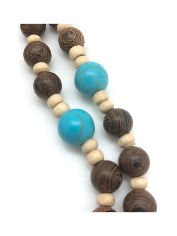 Zoom sur les perles bois couleur coco et howlites turquoises du collier chapelet