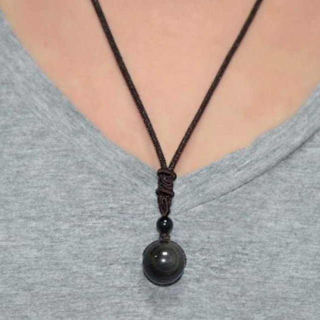 Collier oeil céleste en obsidienne arc-en-ciel porté.