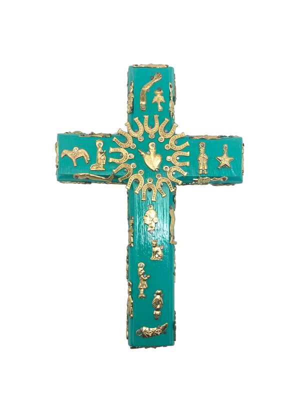 Croix mexicaine verte ornée de Milagros dorés ajoutés un par un à la main.