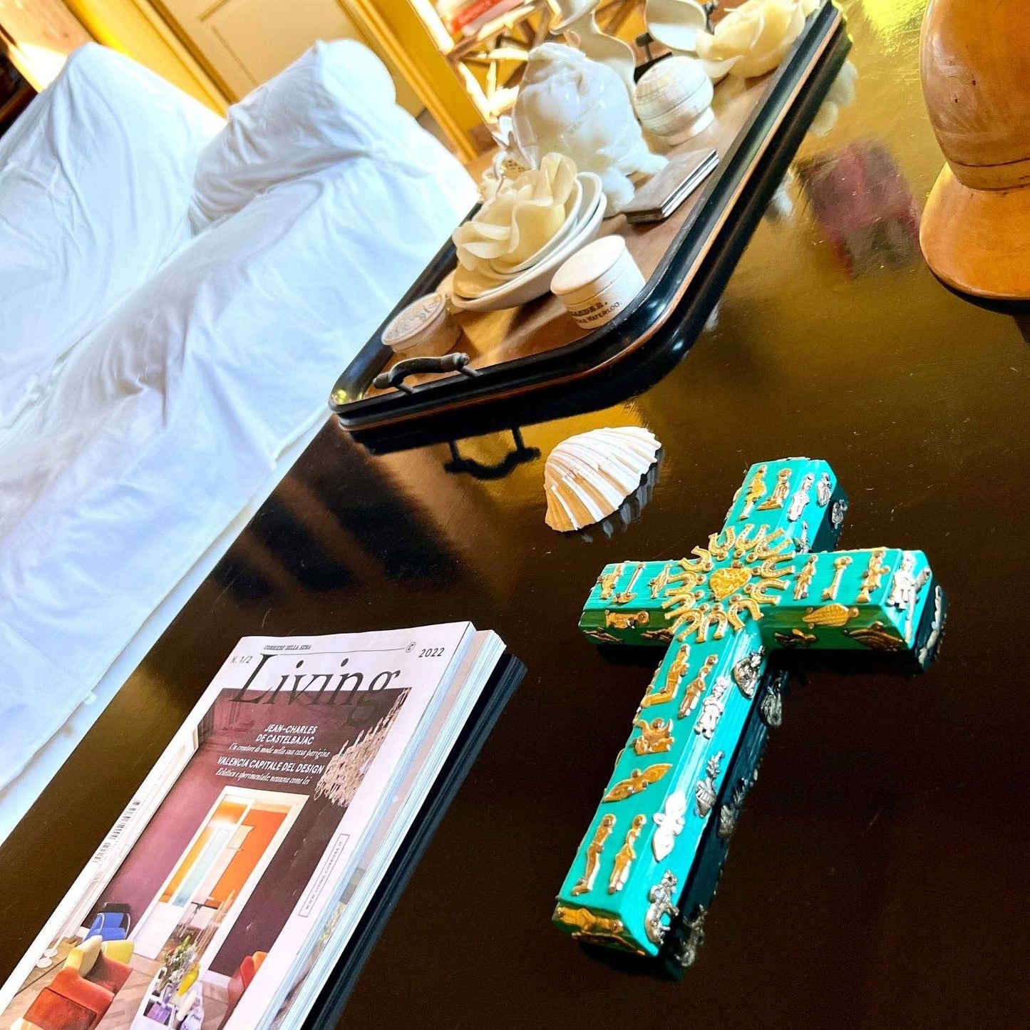 Croix mexicaine verte en bois faite main avec porte-bonheur appelés Milagros pour une décoration ethnique et bohème. 