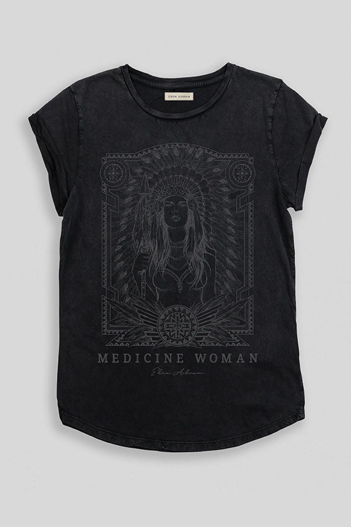 Tee-shirt noir délavé "Medicine Woman" (femme médecine) en coton bio avec manches retroussées. 