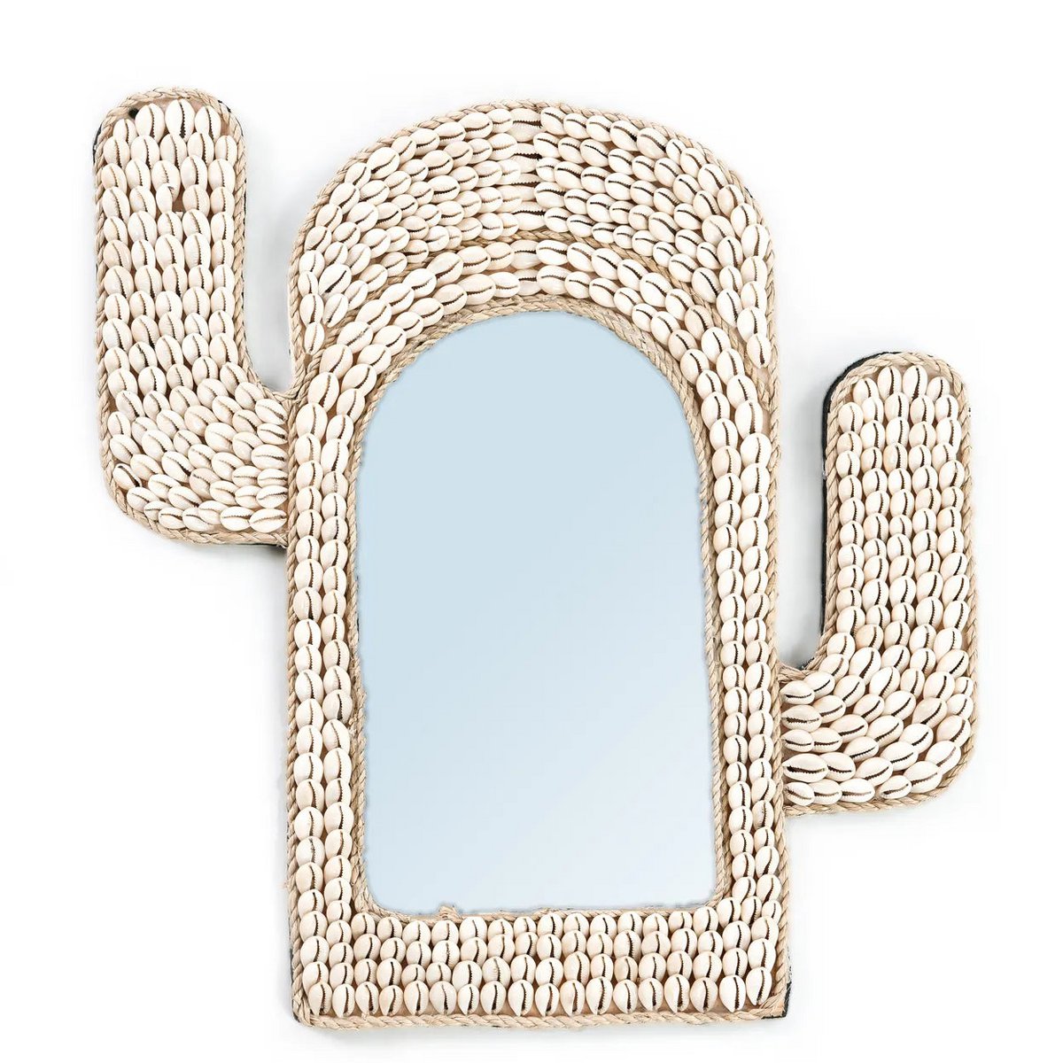 Miroir en forme de cactus fabriqué à base de coquillages cauris pour une décoration d'intérieur bohème, à l'esprit Ibiza ou Bali. 