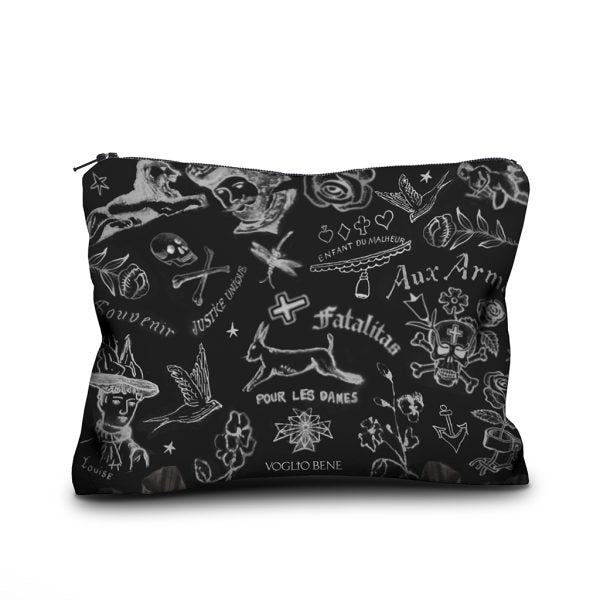 Dos de la trousse-pochette en velours "Le Tatoueur" de la créatrice Voglio Bene, avec motifs sur fond noir. 