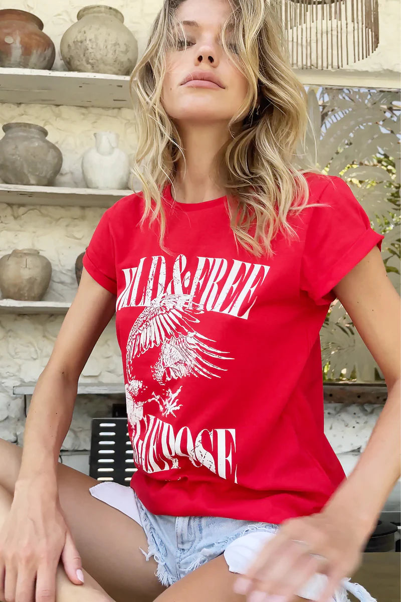 Tee-shirt rock et spirituel "Libre et sauvage" porté par une jeune femme blonde.