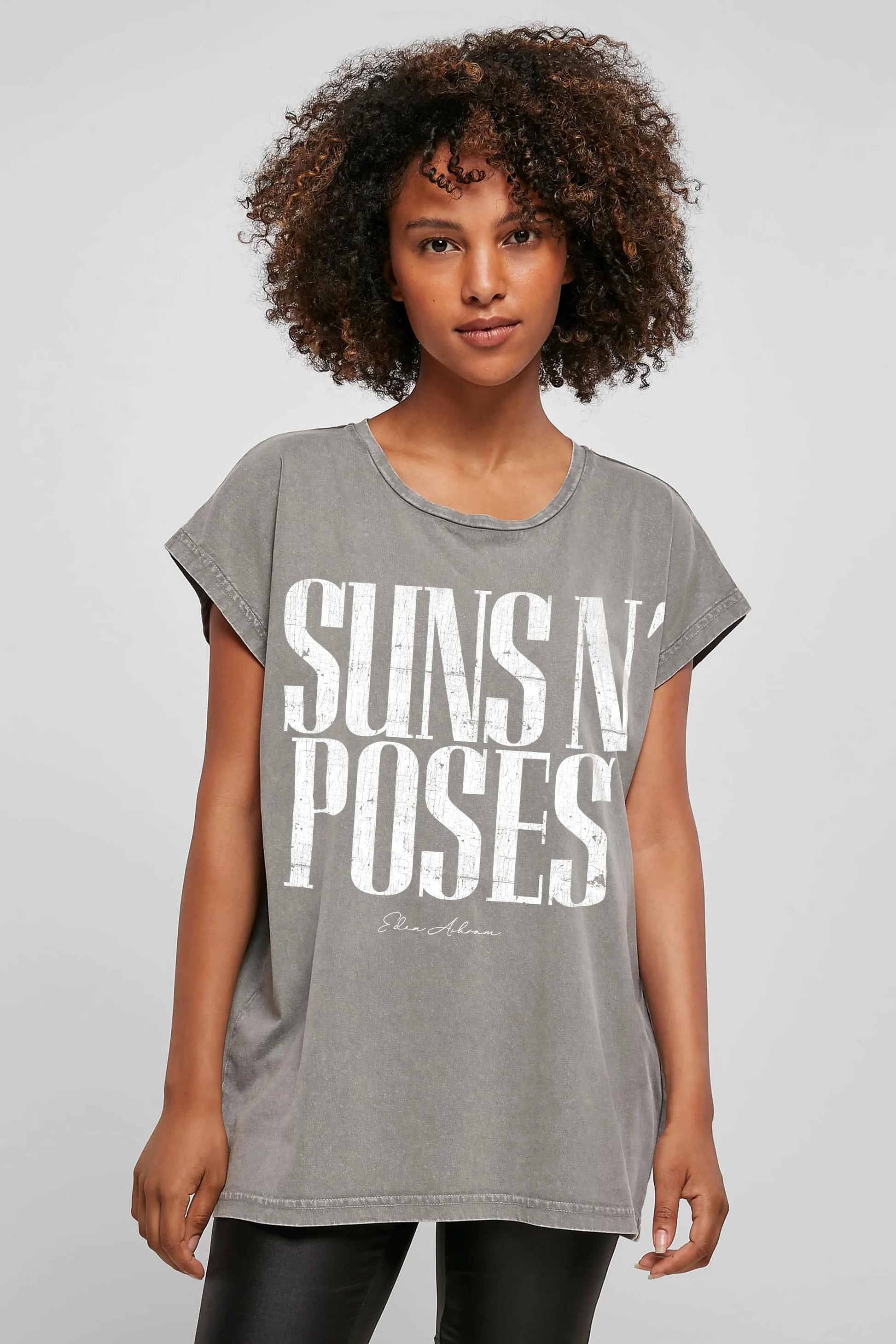 T-shirt Suns and Poses de la marque Eden Ashram porté par un mannequin. 