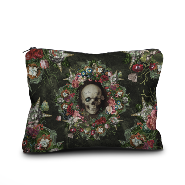 Trousse ou pochette en velours "L'Écume des jours" de la créatrice Voglio Bene avec tête de mort, fleurs et coquillages. 