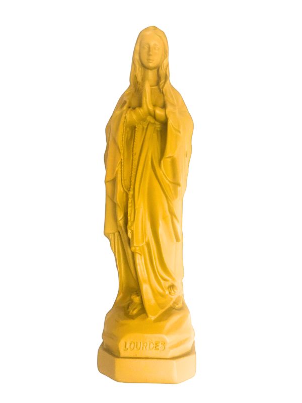 Statuette de Notre Dame de Lourdes de couleur jaune curry de la marque J'ai vu la vierge.