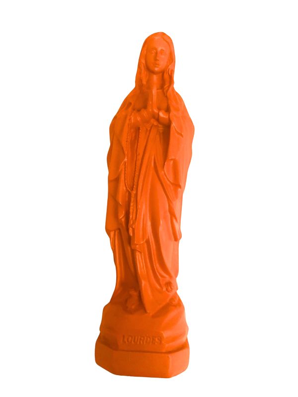 Statuette de Notre Dame de Lourdes de couleur orange vintage de la marque J'ai vu la vierge.