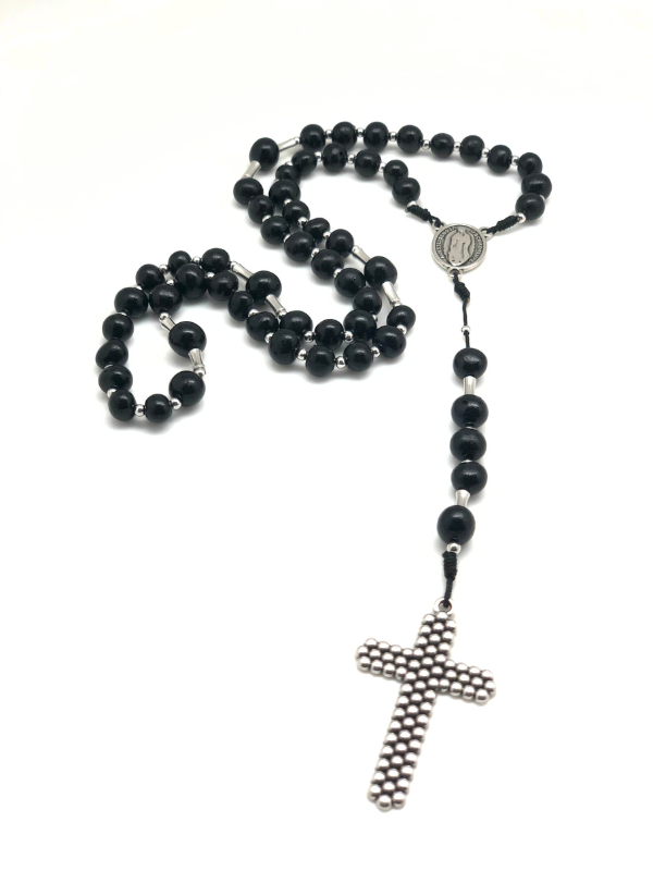 Collier chapelet dédié à la Vierge Noire en graines d'açaï noires, fabriqué à la main.