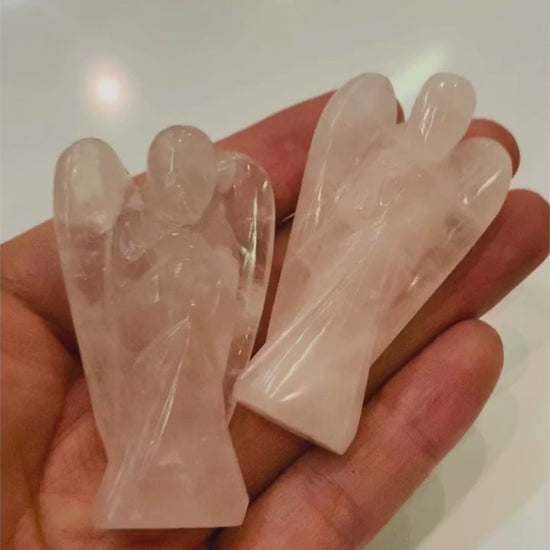 Pierre de quartz rose en forme d'ange pour apaisement, tendresse et harmoniser votre intérieur.