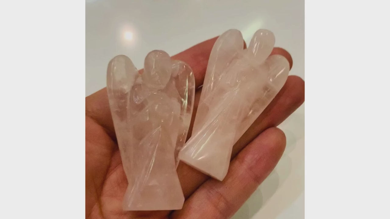 Pierre de quartz rose en forme d'ange pour apaisement, tendresse et harmoniser votre intérieur.