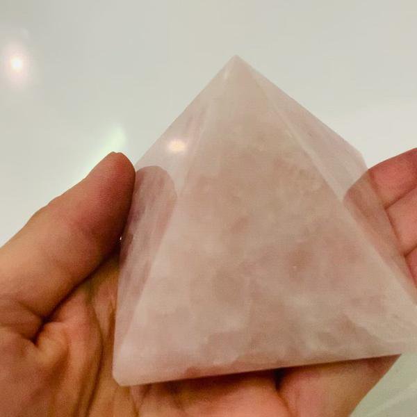 Focus sur le quartz rose lié au chakra du coeur.